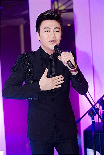 Phan Anh hát tại chương trình, Ảnh: Lê Chí Linh