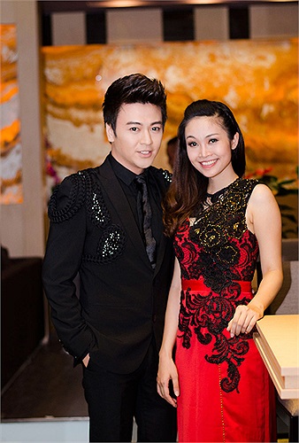 Trông cả hai đều rạng rỡ, đẹp đôi.