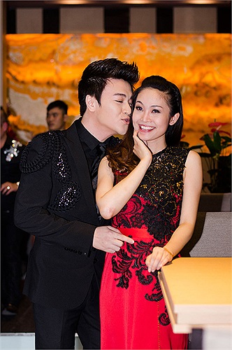 Phan Anh bất ngờ đặt nụ hôn lên má Thùy Linh khiến cô nàng bối rối.