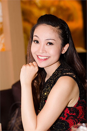 Cùng ngắm những hình ảnh của cô MC xinh đẹp này: