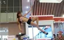 chân dài, múa cột, hội chợ sài gòn, hội trợ triển lãm vietbuild