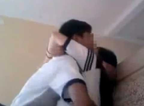 Phản cảm học trò 'âu yếm' trong trường học