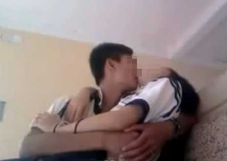 Phản cảm học trò 'âu yếm' trong trường học