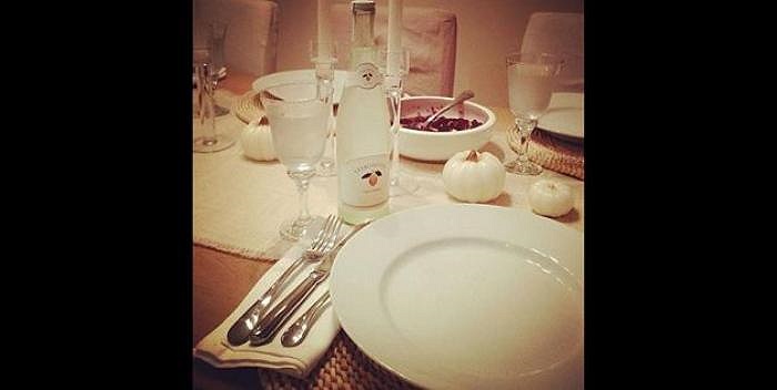 Bức ảnh chụp thìa, nĩa bằng bạc. Cậu chú thích: Mỗi bữa tối, tôi thấy buồn vì sao bố mẹ lại mua những đồ bằng bạc bình thường mà không phải là thìa, nĩa bằng vàng