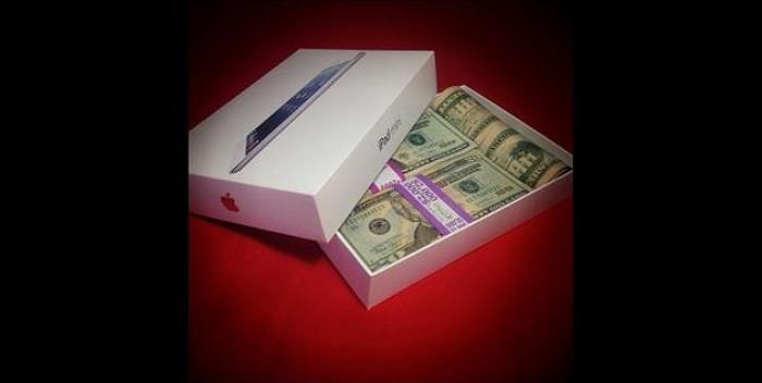 Nhưng, cậu khẳng định mình giàu có và muốn nhiều người biết đến. Tuy nhiên, không ít cư dân mạng không đồng ý cách thể hiện này. Thậm chí, có người gọi cậu là 'tự mãn' và 'ăn bám'