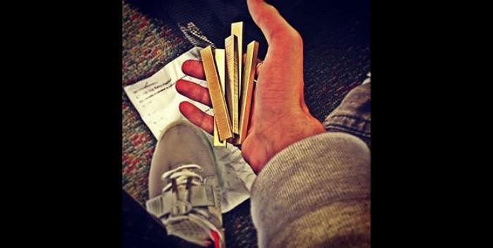 Ảnh chụp những thanh vàng thật trên tay