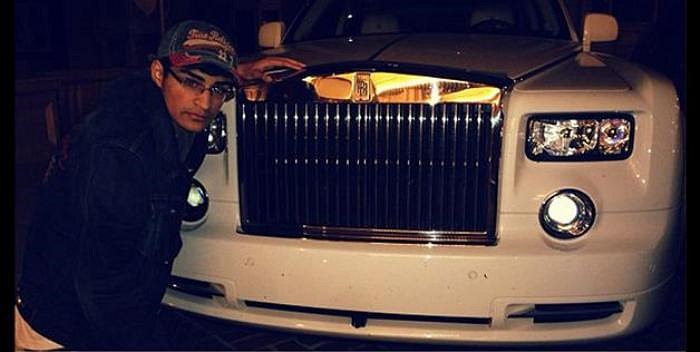 Cậu chụp ảnh bên xe siêu sang Rolls Royce