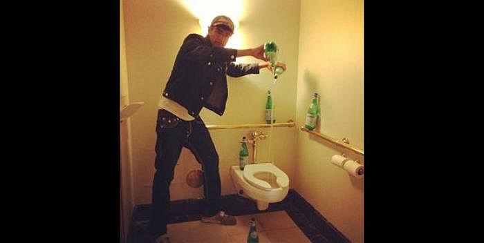 Dùng nước khoáng ngay cả khi đi vệ sinh. Ảnh chụp nhiều chai nước đã dùng đặt bên cạnh