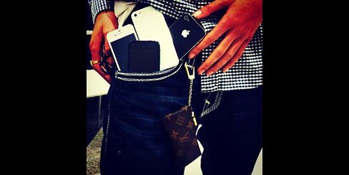 Túi quần với nhiều chiếc iPhone khác nhau