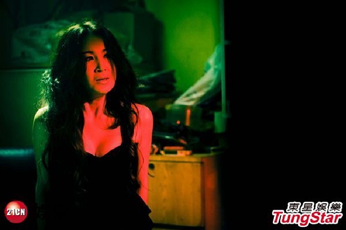 Ở tuổi 45, mỹ nhân họ Ôn vẫn thể hiện được sự quyến rũ, gợi cảm đến bất ngờ.