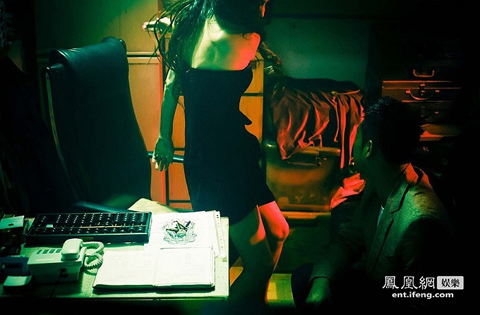 Trong phim hình ảnh Bích Hà táo bạo diện đồ lót trước mặt dàn mỹ nam khiến nhiều khán giả phải ‘nóng mặt’.