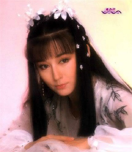 Năm 14 tuổi, bà bắt đầu theo học diễn xuất. Ngoài khả năng diễn xuất, Nghinh Tử còn có tài đàn hát.