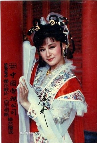 Đáng chú ý nhất là Tiểu Long Nữ trong ‘Thần điêu đại hiệp’ và Võ Tắc Thiên trong ‘Nhất đại nữ hoàng’.