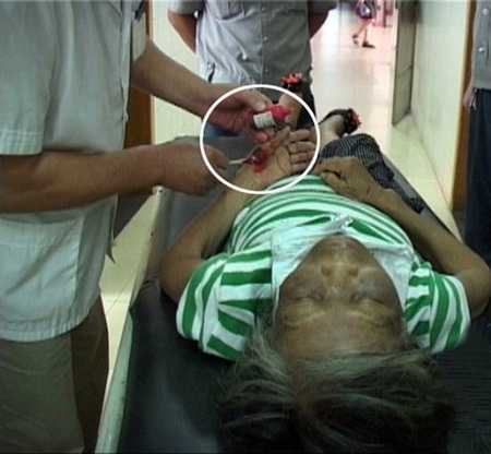 ngược đãi mẹ già