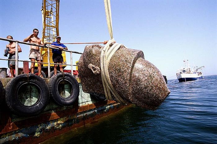 19. Sau hàng ngàn năm ngủ yên dưới đáy biển tối tăm, phần đầu đã bị rời ra của một bức tượng Pharaoh khổng lồ lại được đón ánh nắng mặt trời.