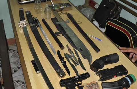 hung khí, kiếm, súng, hàng nóng, ma túy