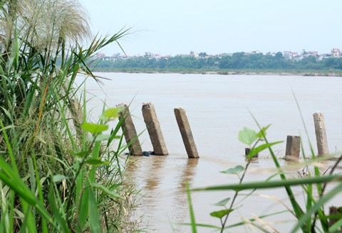 Phát hiện thi thể phụ nữ trôi dạt trên sông Hồng