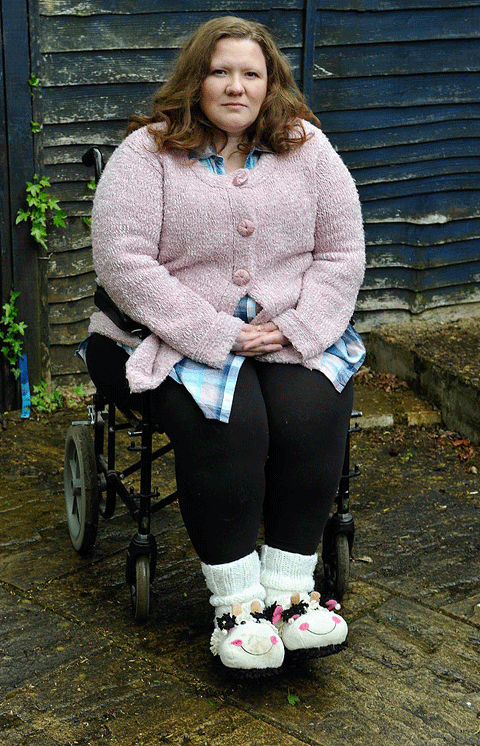 Elizabeth ngồi xe lăn và sống nhờ thuốc sau ca phẫu thuật