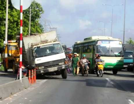TP.HCM, lật xe tải,phế liệu,quốc lộ 1A, giao thông