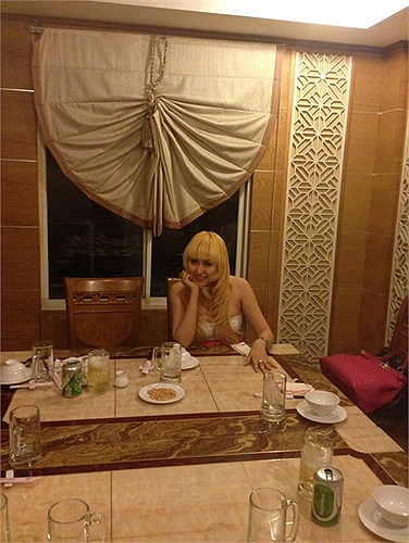 Phi Thanh Vân sau khi đi tắm trắng về đã khoe ảnh làm lại kiểu tóc và màu tóc.