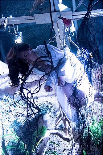 Dù 'bà mẹ nhí' phải đóng cảnh bị tra tấn dã man, đạo diễn vẫn không quên khai thác vẻ đẹp cơ thể của cô.