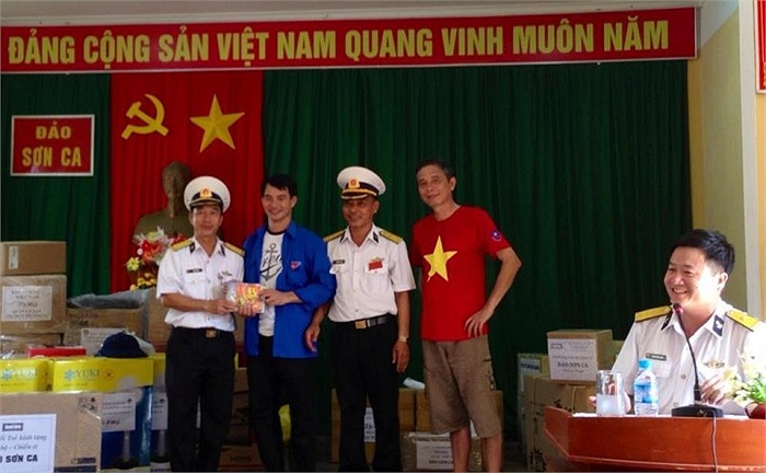 Xuân Bắc gửi về những hình ảnh mới nhất trong chuyến ra thẳm đảo Trường Sa của mình.