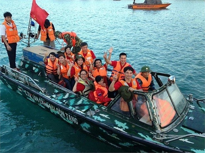 Xuân Bắc đã cùng các chiến sỹ nơi đảo xa tham gia vào những hoạt động thường ngày nơi đầu sóng ngọn gió.