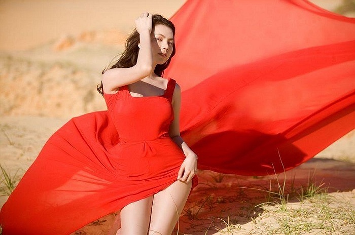 Nữ ca sĩ vô cùng gợi cảm và quyến rũ.