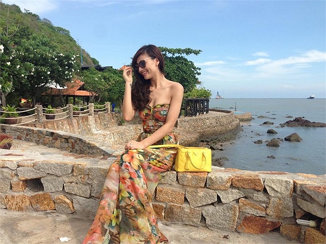 Hồng Quế tạo dáng giữa thiên nhiên sau buổi chụp hình.