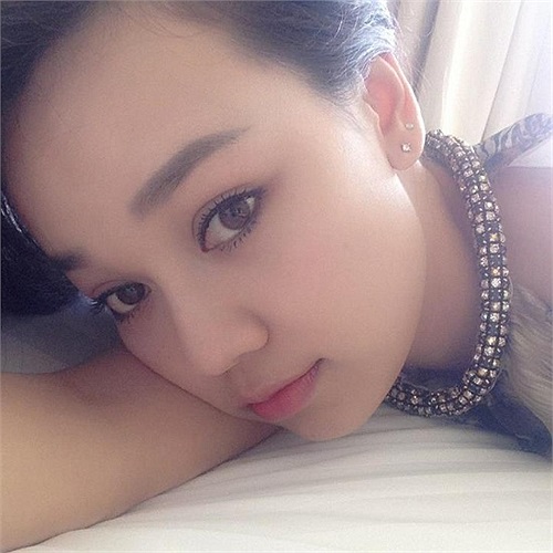 Sao mai Hà Hoài Thu long lanh chào ngày mới.