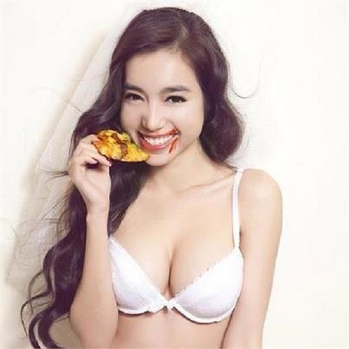 Elly Trần đến ăn pizza cũng cực kì sexy và nóng bỏng.