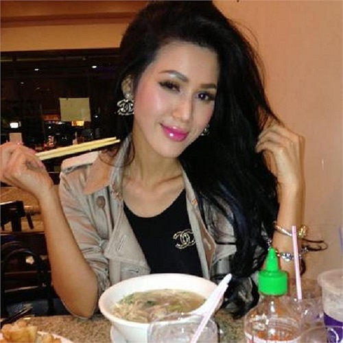 Maria Đinh Phương Ánh làm điệu cả khi ăn mỳ.