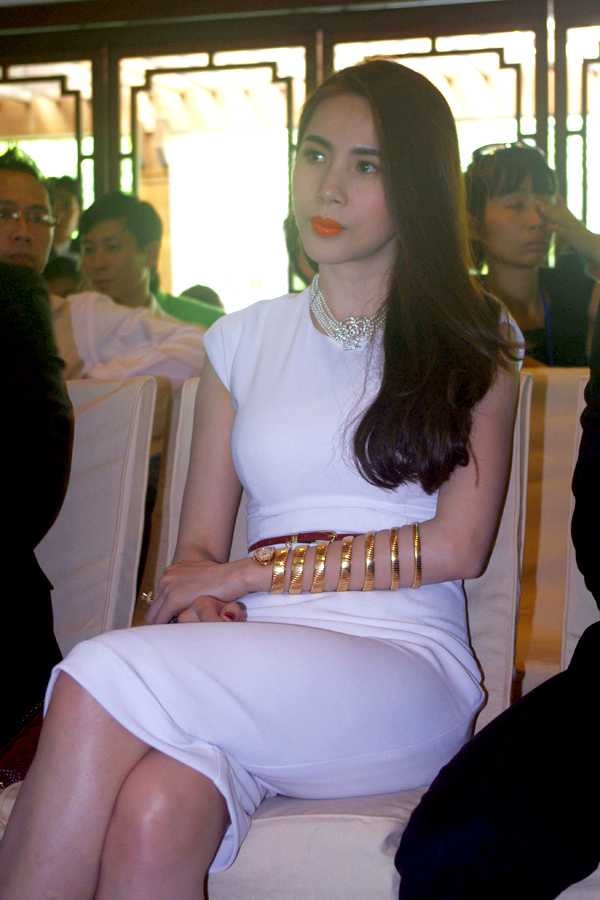 Thủy Tiên khoe đồng hồ 4 tỷ