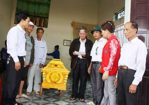 Hội chữ thập đỏ tỉnh Nghệ An và phường Quỳnh Thiện thăm hỏi, hỗ trợ gia đình chị Nguyễn Thị Huyền (Nghệ An)