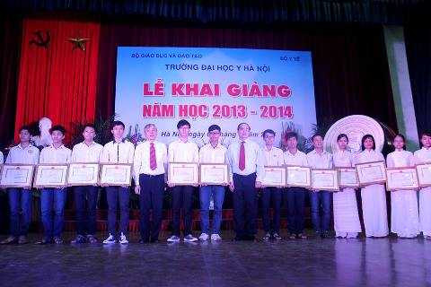 Phó Thủ tướng trao giấy khen và phần thưởng cho thủ khoa đầu vào ĐH Y Hà Nội
