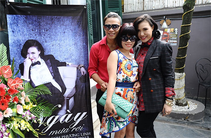 Phương Linh chụp hình cùng cô giáo thanh nhạc và nhạc sỹ trẻ Dương Trường Giang.