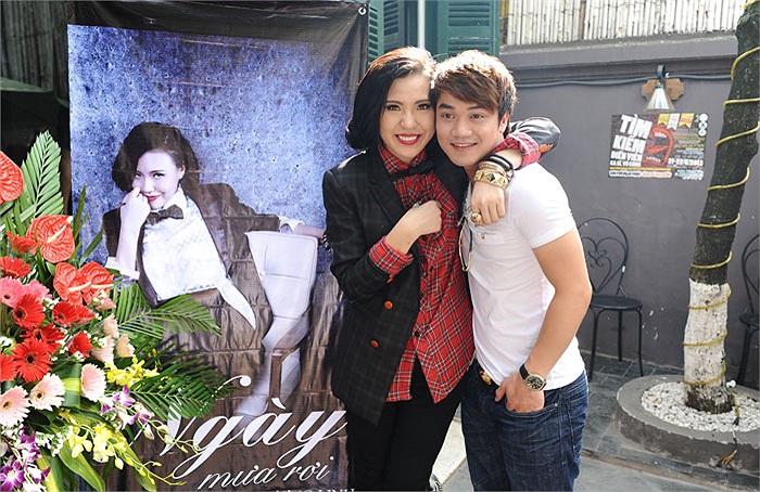 Phương Linh vui vẻ bên học trò Hà Hồ, ca sĩ Hồng Dương.