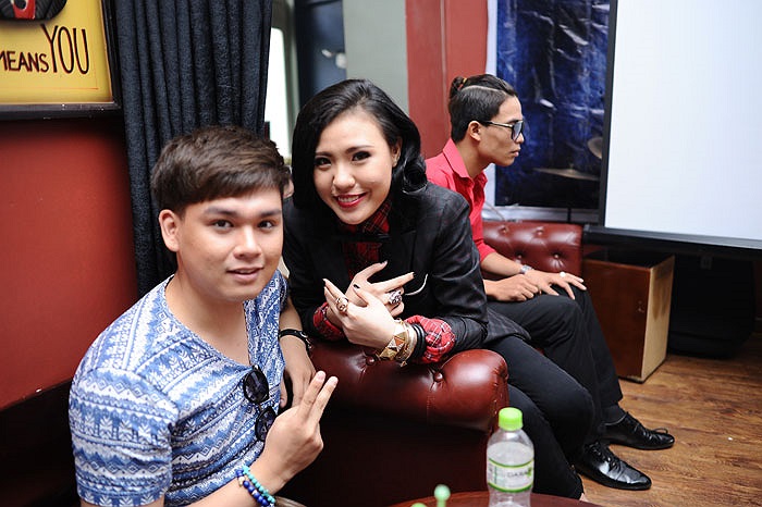 Tranh thủ nhí nhảnh cùng bạn, ca sĩ Trung Quân.