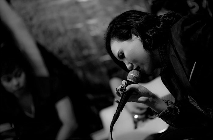 Phương Linh hát trong buổi ra mắt.