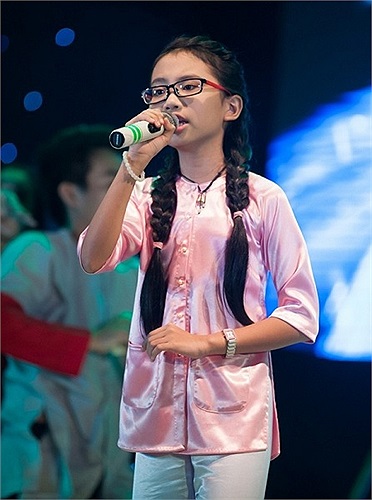 Phương Mỹ Chi, cô bé gây bão tại The Voice Kids mùa đầu tiên, đã đi từ hiện tượng đến thần tượng của hàng triệu khán giả truyền hình.