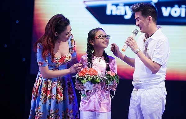 Nhận xét về thí sinh nhí của mình, HLV Hiền Thục cho biết: 'Mỹ Chi là một đứa bé mà khi cất giọng lên làm cho tất cả trái tim đều tan chảy'.