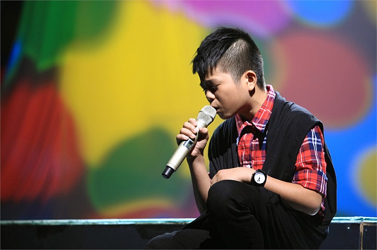 Quang Anh có nhiều thành công mới, tỏa sáng với ca khúc Chiếc khăn Piêu từng nổi danh với ca sỹ Tùng Dương trong liveshow đầu tiên.