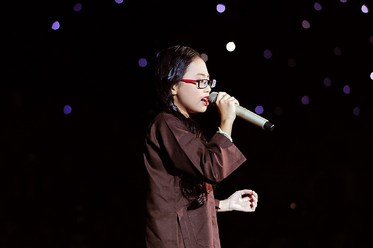 Cũng liveshow 5, Phương Mỹ Chi với liên khúc Sa mưa giọng – Nhớ mẹ lý mồ côi đầy da diết, khiến khán giả xúc động. Với chất giọng sở trường là những ca khúc mang âm hưởng dân ca Nam Bộ, Phương Mỹ Chi xử lý ca khúc rất tinh tế, nhiều cảm xúc. 