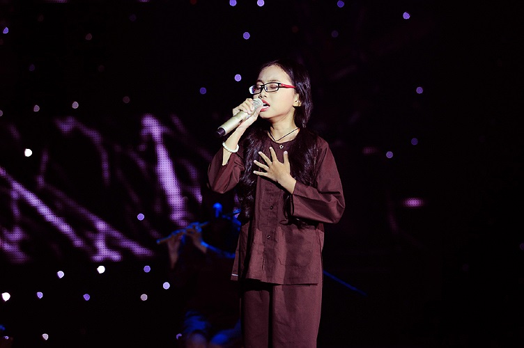 Đến bán kết, Phương Mỹ Chi vẫn không thể vượt qua chính mình bởi ca khúc Quê em mùa nước lũ ở vòng đầu tiên quá ấn tượng. Tuy nhiên, với hiệu ứng từ khán giả và câu chuyện của một cô bé nghèo yêu ca hát, Phương Mỹ Chi xứng đáng và là hình mẫu lý tưởn