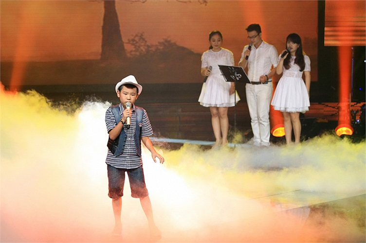 Quang Anh cũng là thí sinh nổi bật ngay từ vòng đầu với ca khúc Đám cưới chuột sôi động. Cậu bé sở hữu giọng hát đẹp, tinh tế và làm chủ sân khấu rất tốt.