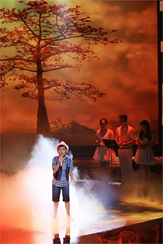 Lợi thế của Quang Anh là phong cách đa dạng, ngẫu hứng và luôn sẵn sàng khiến sân khấu bùng nổ.