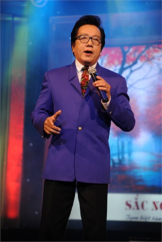 Elvis Phương nồng nàn khi trình bày hai ca khúc: Anh còn nợ em và Tôi đi giữa hoàng hôn