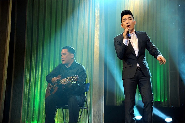 Ca sĩ Quang Hà góp mặt cùng hai tình khúc Cây đàn bỏ quên' và Mùa thu lá bay. 