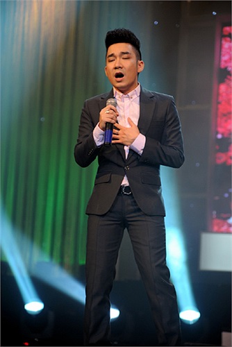 Anh gây ấn tượng bởi lối trình diễn mộc trên sân khấu, cách luyến láy riêng 