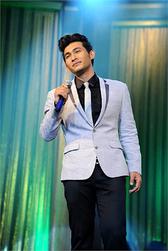 Nguyễn Hồng Ân cũng thể hiện một sáng tác của nhạc sĩ Hoàng Thi Thơ bằng giọng ca trầm ấm, đầy tình cảm